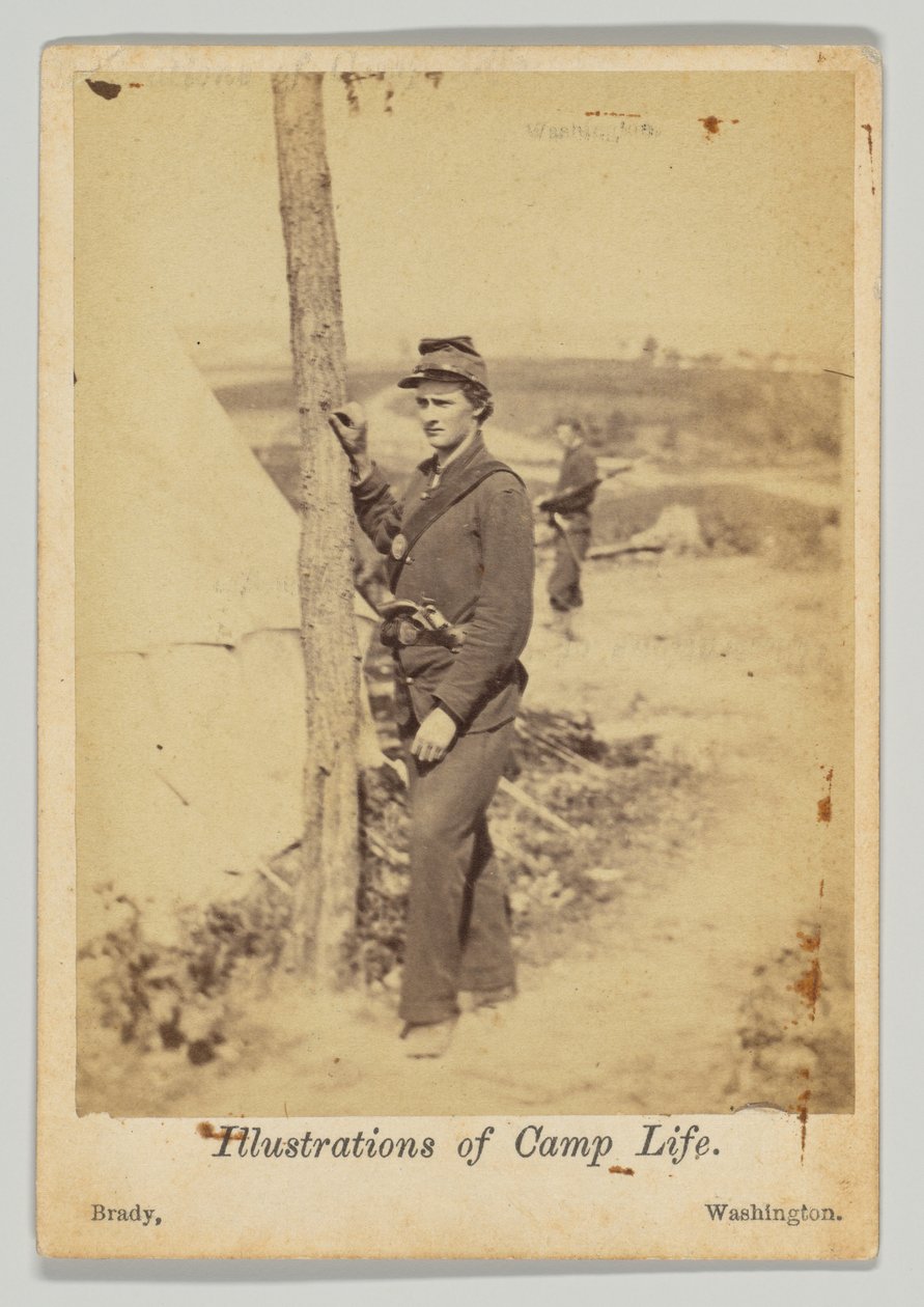 Soldado de pie con una pistola en el cinturón de Mathew B. Brady