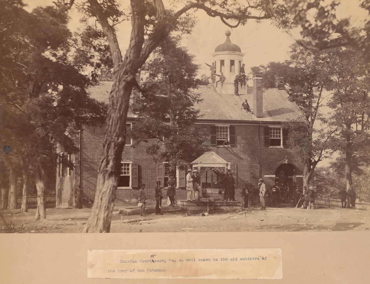 Tribunal de Fairfax, Virginia, con Soldados de la Unión al Frente y en el Techo, 1863 de Mathew Brady