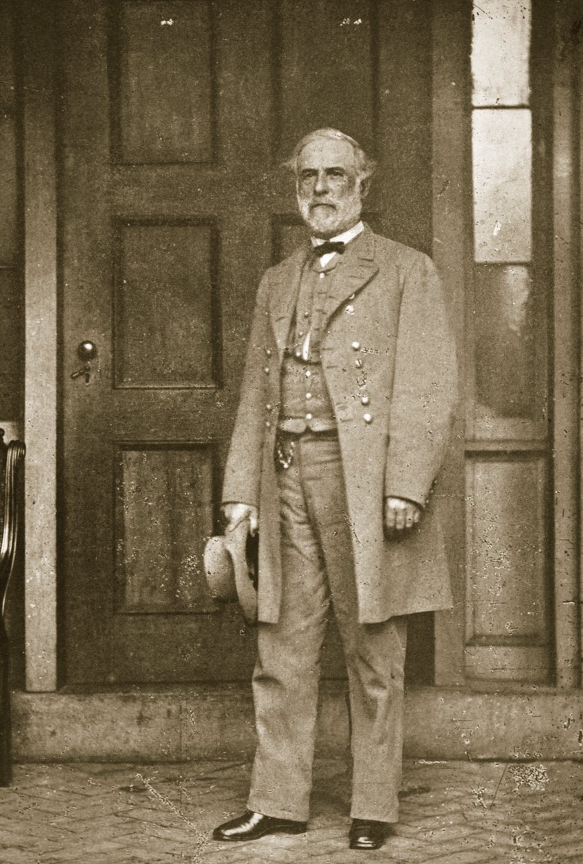 El general Robert E. Lee de pie fuera de su casa en Richmond, abril 1865 de Mathew B. Brady
