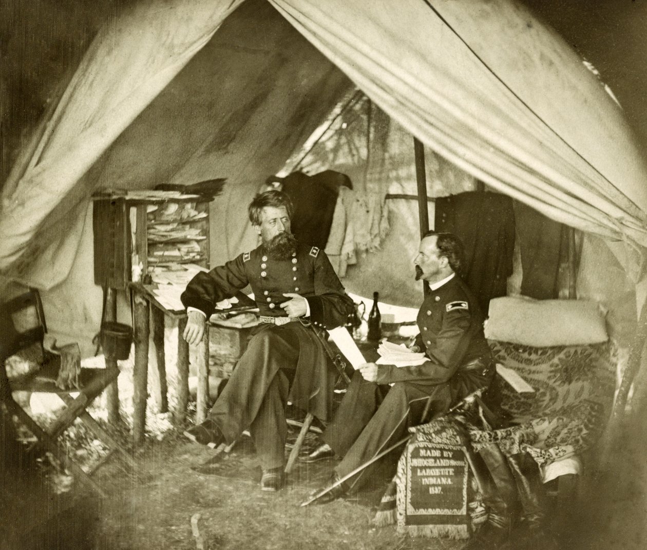General Jefferson C. Davis y oficial sentados en una tienda, pub.1861 de Mathew and studio Brady