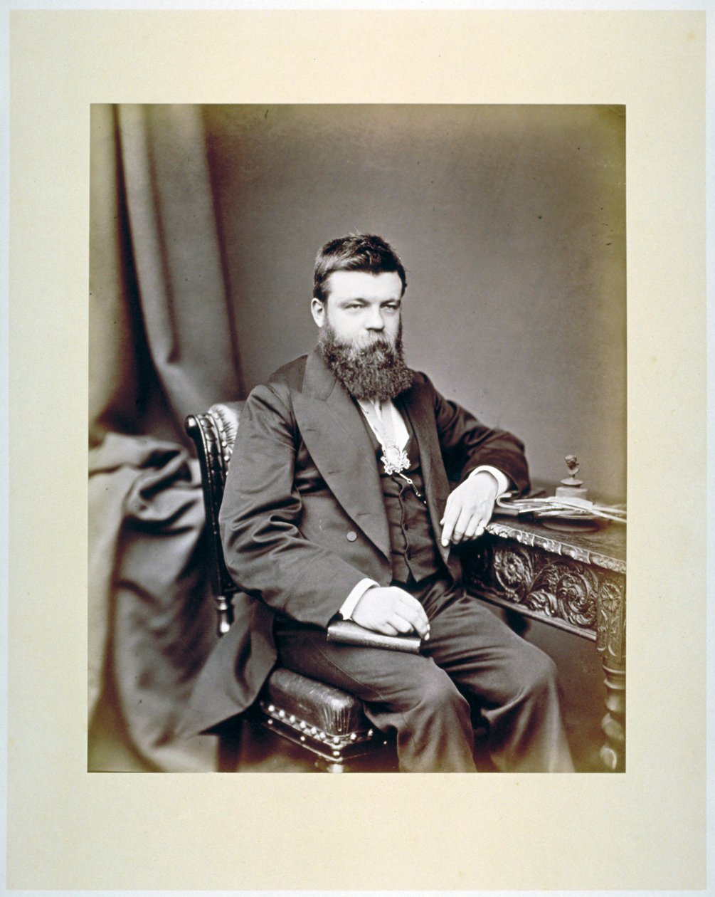 TC Fendick, Maestro de la Venerable Compañía de Vidrieros con su insignia de Maestro, c1865 de Maull and Co