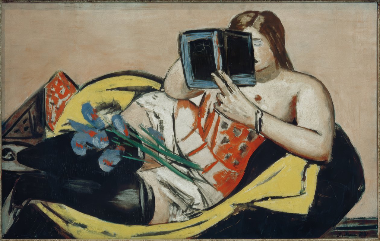 Mujer acostada con libro y lirios de Max Beckmann