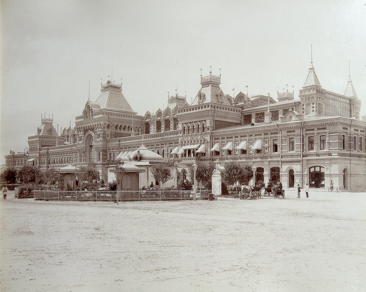 Edificio principal de la feria, la Exposición de toda Rusia, Nizhny Novgorod, Rusia, 1896 de Maxim Dmitriev