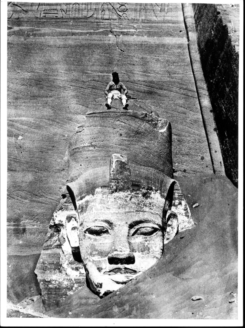Egipcio Sentado en una Figura Colosal del Rey, del Gran Templo de Ramsés II en Abu Simbel, 29 de marzo de 1850 de Maxime Du Camp