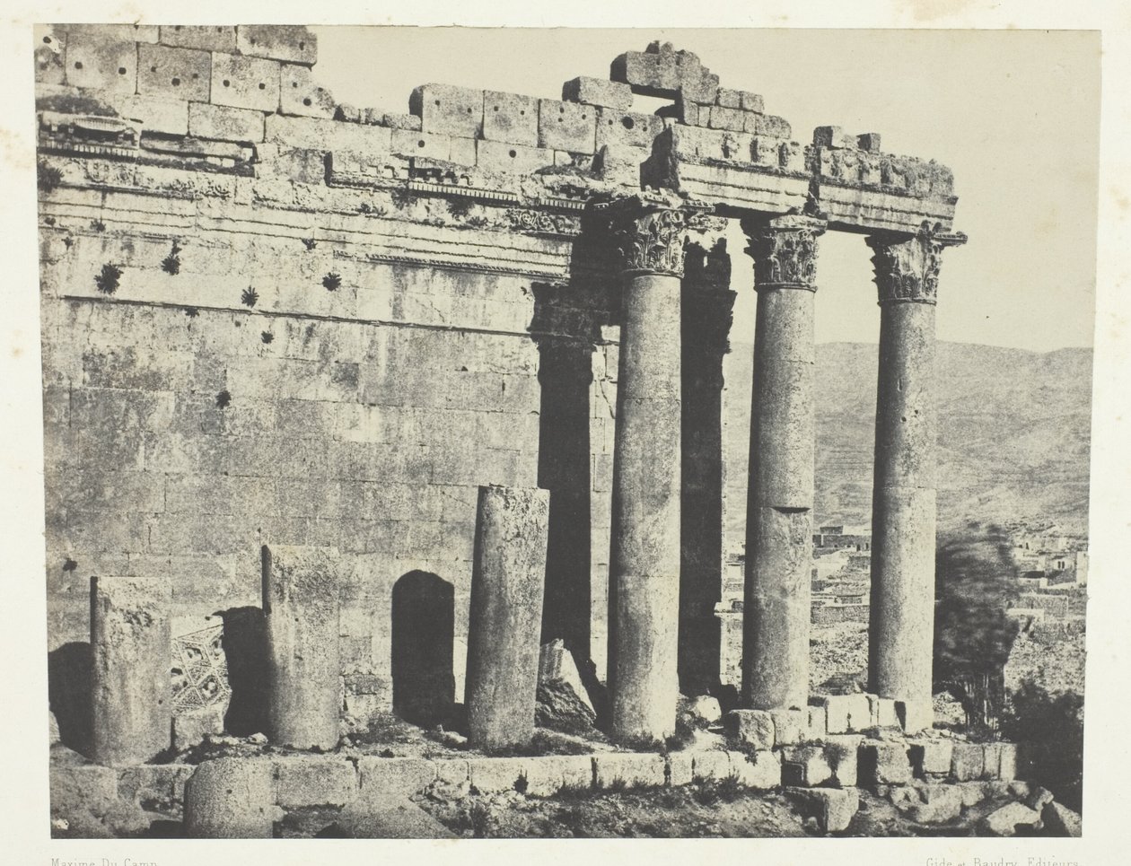 Baalbeck (Heliópolis), Templo de Júpiter, fachada occidental; Siria de Maxime Du Camp