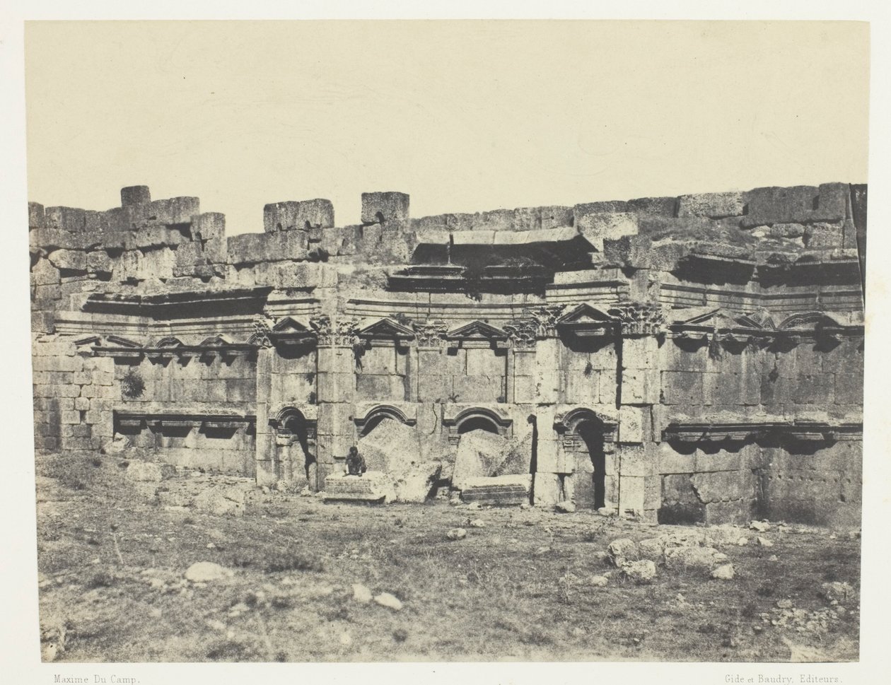 Baalbeck, interior del recinto de los templos del Sol y de Júpiter; Siria de Maxime Du Camp