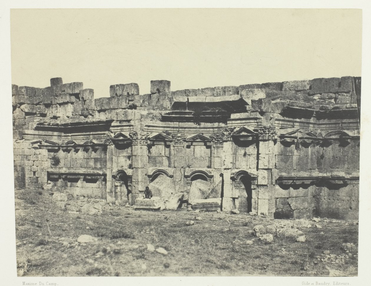 Baalbeck, interior del recinto de los templos del Sol y de Júpiter; Siria de Maxime Du Camp