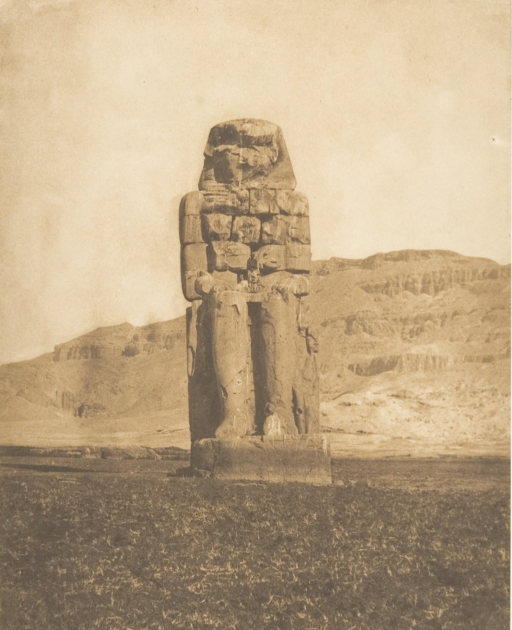 Coloso restaurado de Amenofis III, en Tebas Estatua vocal o Coloso de Memnón, 1849-50 de Maxime Du Camp