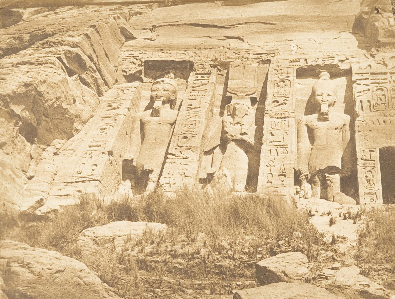 Mitad de la fachada del Speos de Athor, en Abousembil parte meridional de Maxime Du Camp