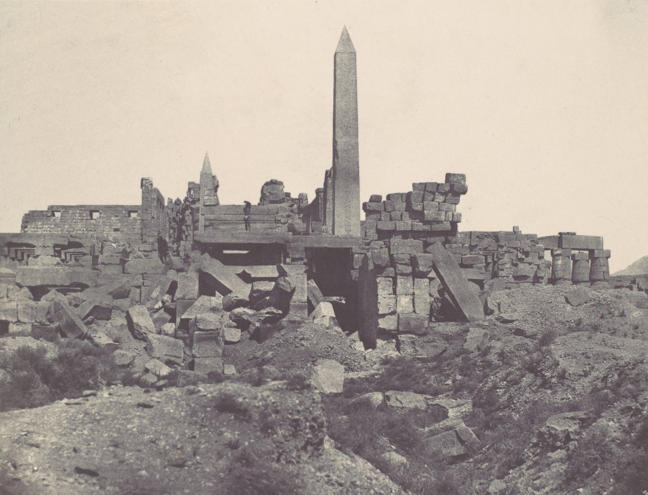 Tebas. Palacio de Karnak. Santuario de granito y sala hipóstila, 1850 de Maxime Du Camp
