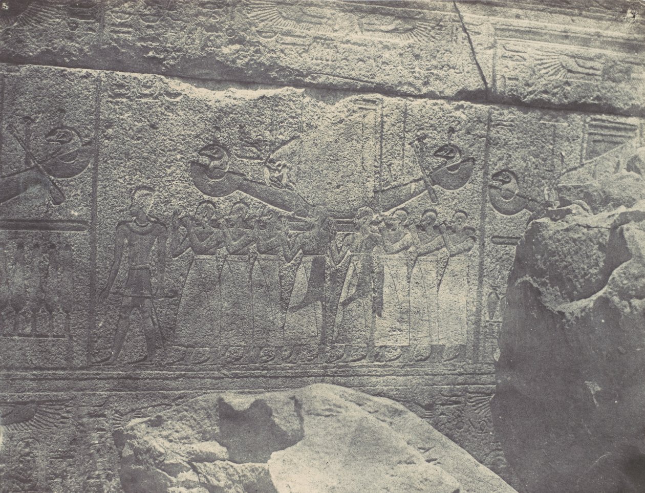 Tebas. Palacio de Karnak. Esculturas exteriores del Santuario de granito, 1850 de Maxime Du Camp