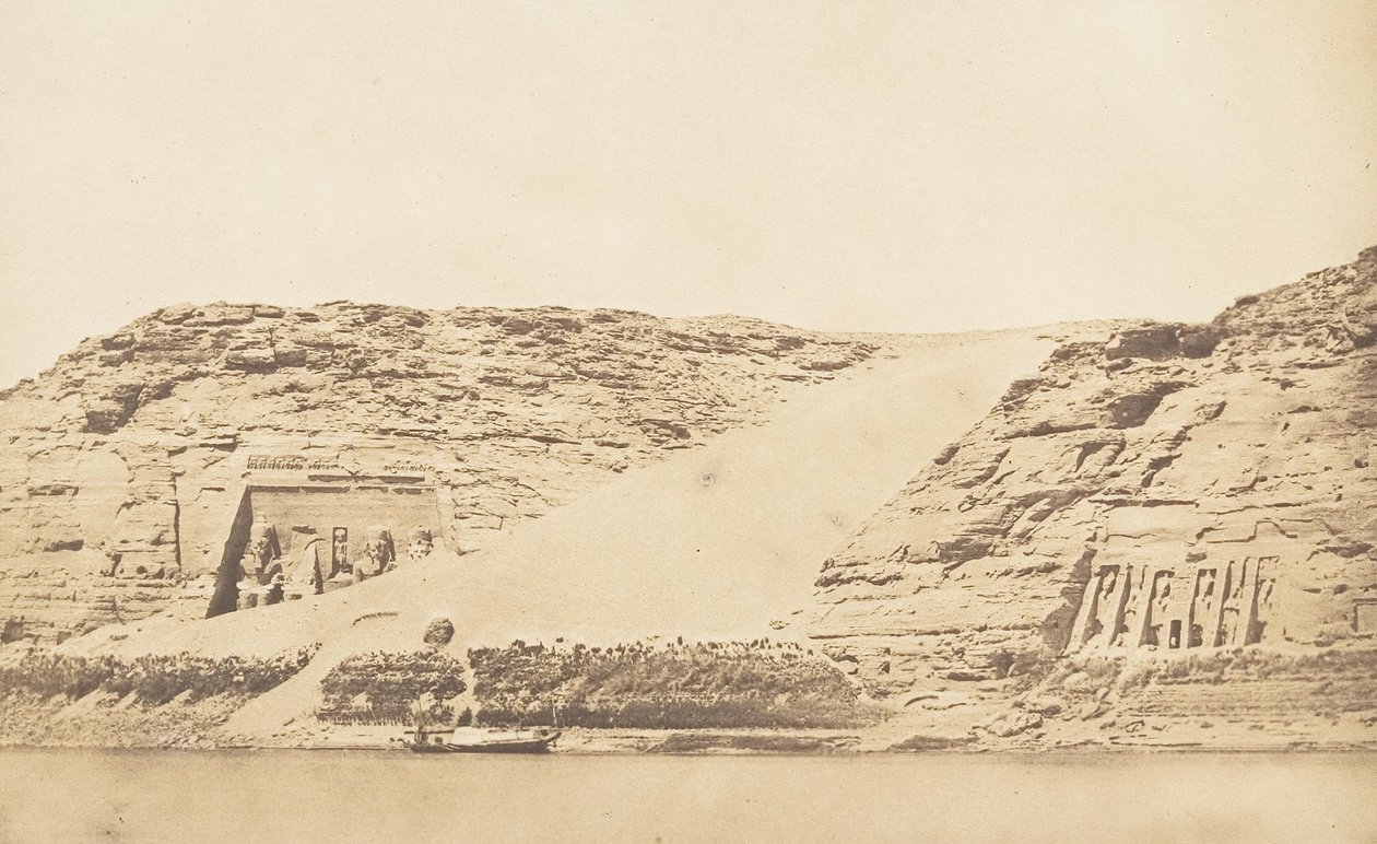 Vista general de los Speos de Phré y de Athor, en Abousembil, tomada desde la isla, 29 de marzo de 1850 de Maxime Du Camp