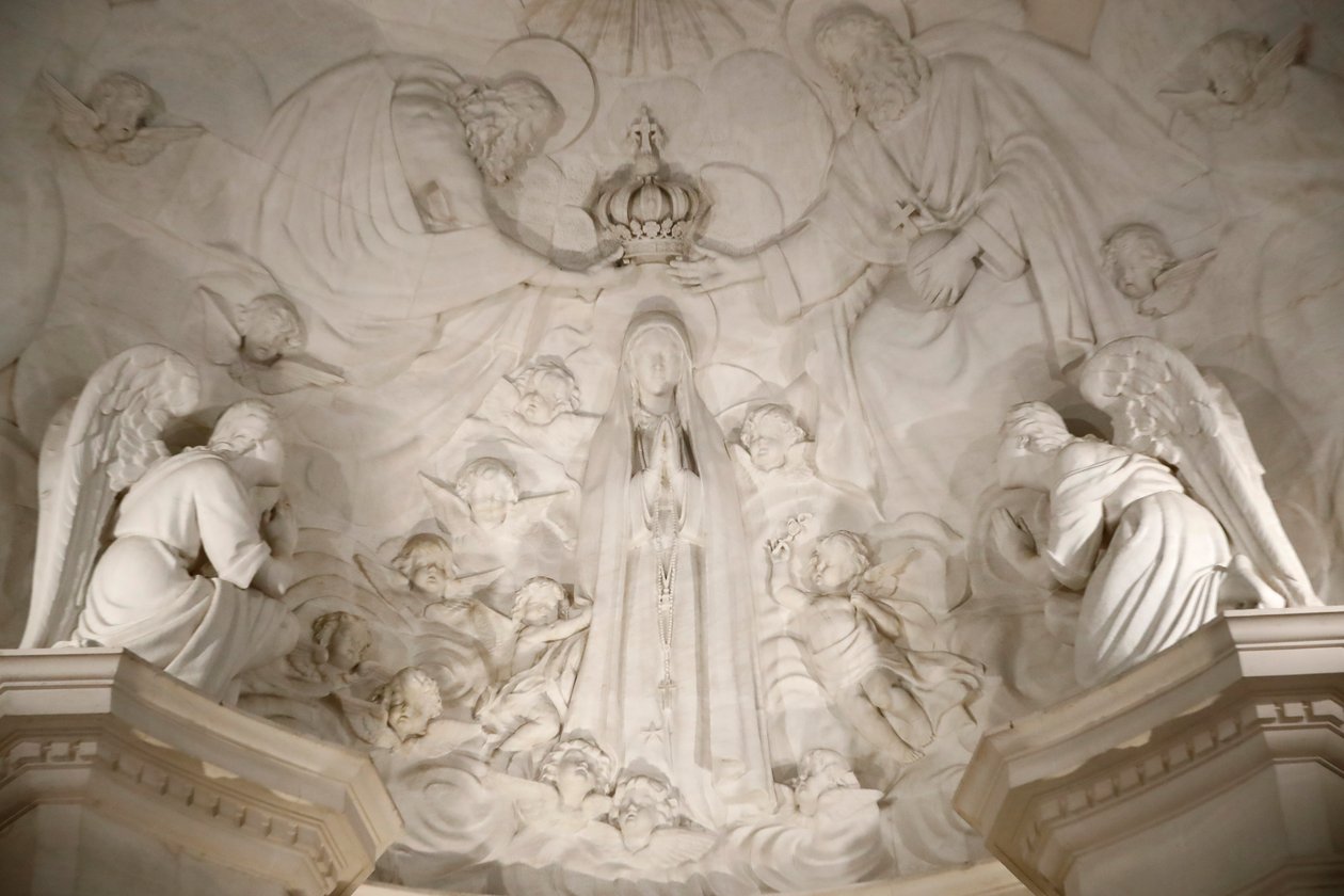 Santuario de Fátima. Interior de la antigua Basílica de Fátima. Coronación de la Virgen. Portugal. de Maximiano Alves