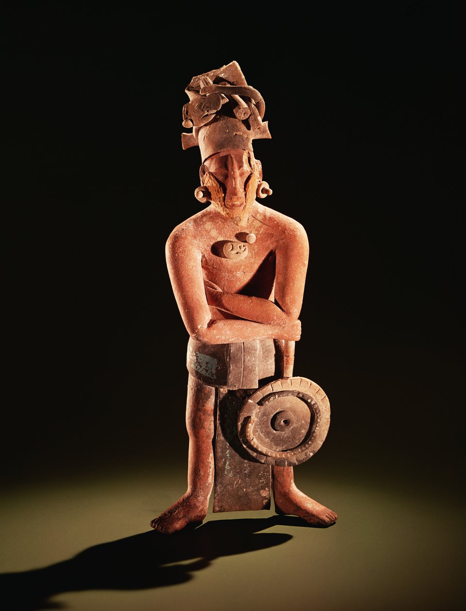 Figura de un guerrero con un escudo de Mayan