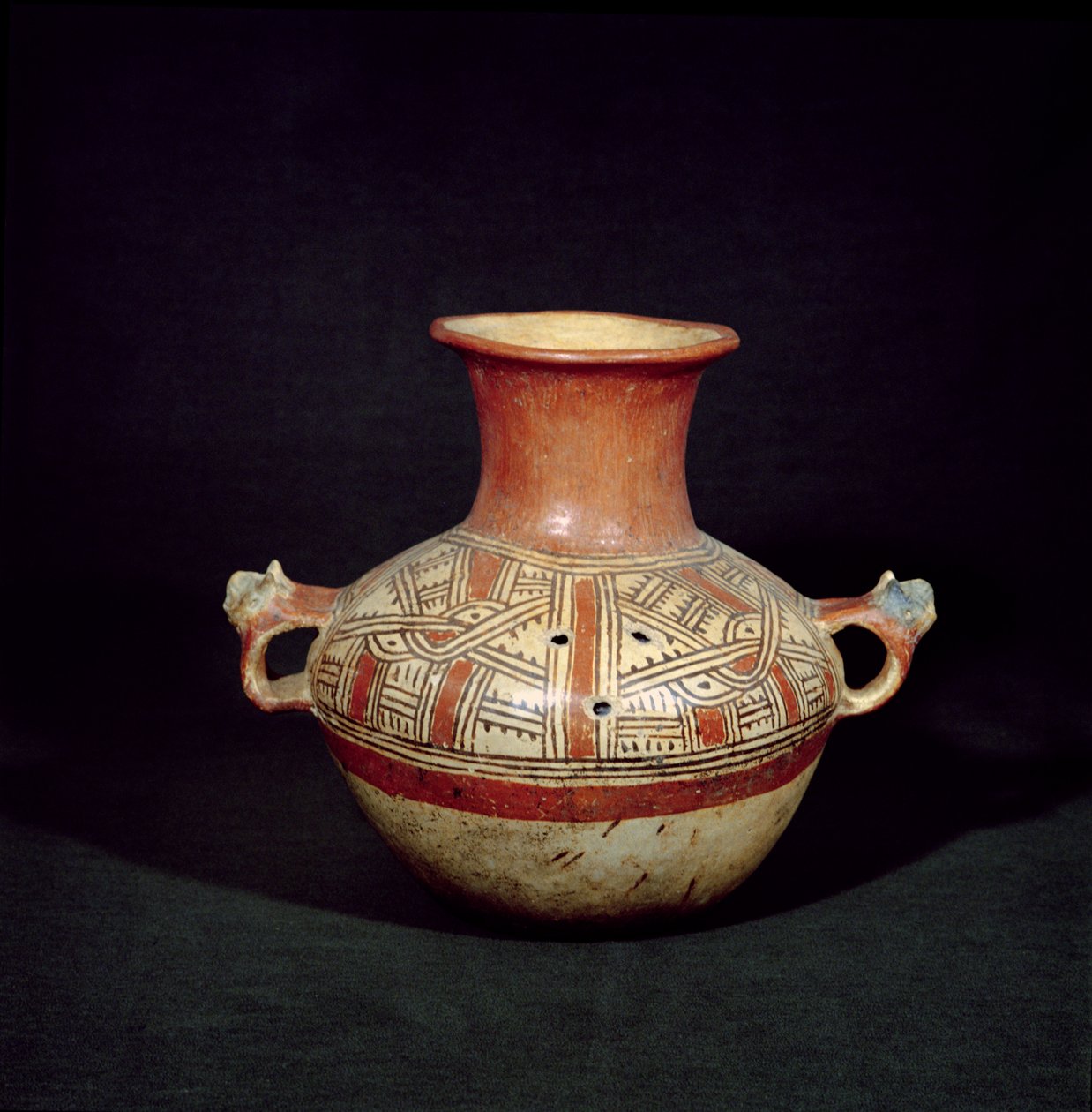 Urna funeraria con agujeros de Mixco Viejo, Quiché, Guatemala, América Central, Período Postclásico de Mayan