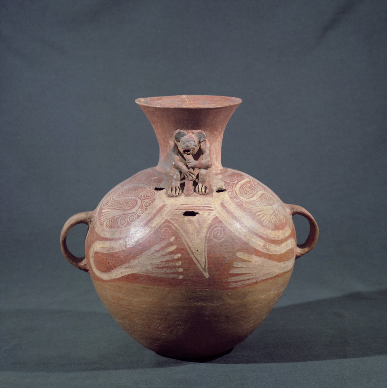 Urna funeraria con agujeros de Utatlan (Cumarcaaj), Quiché, Guatemala, América Central, Período Posclásico de Mayan