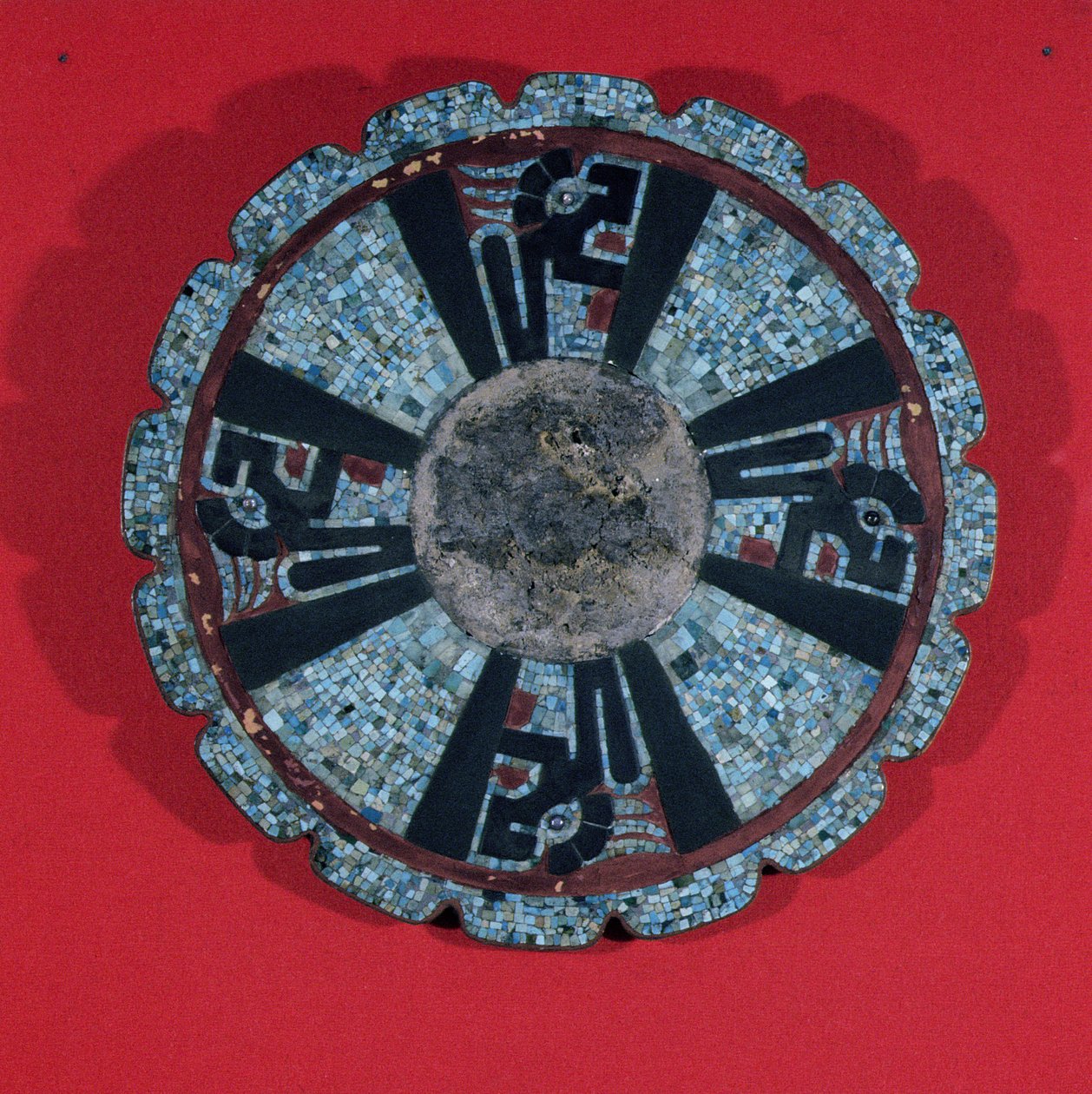 Joya que representa un escudo encontrado en el Cenote de Chichen Itza, Yucatán, México, Período Postclásico Temprano (900-1000 d.C.) de Mayan