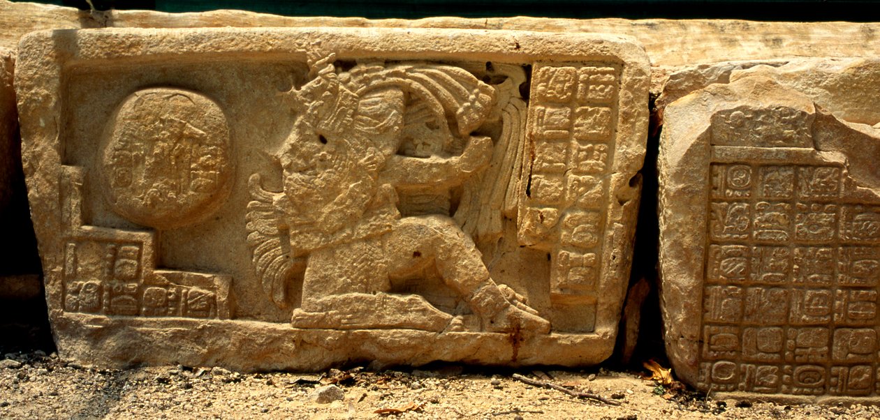 Bajo relieve de un jugador de pelota, la pelota y los glifos que dan una descripción, Período Clásico Tardío (700-900 d.C.) de Mayan