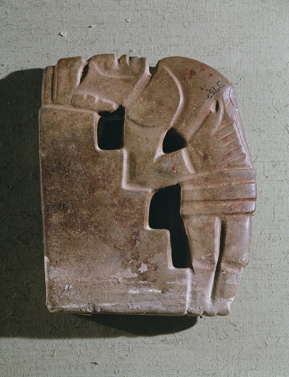Hombre en posición sacrificial contra un escalón, período Clásico, 250-950 d.C. de Mayan