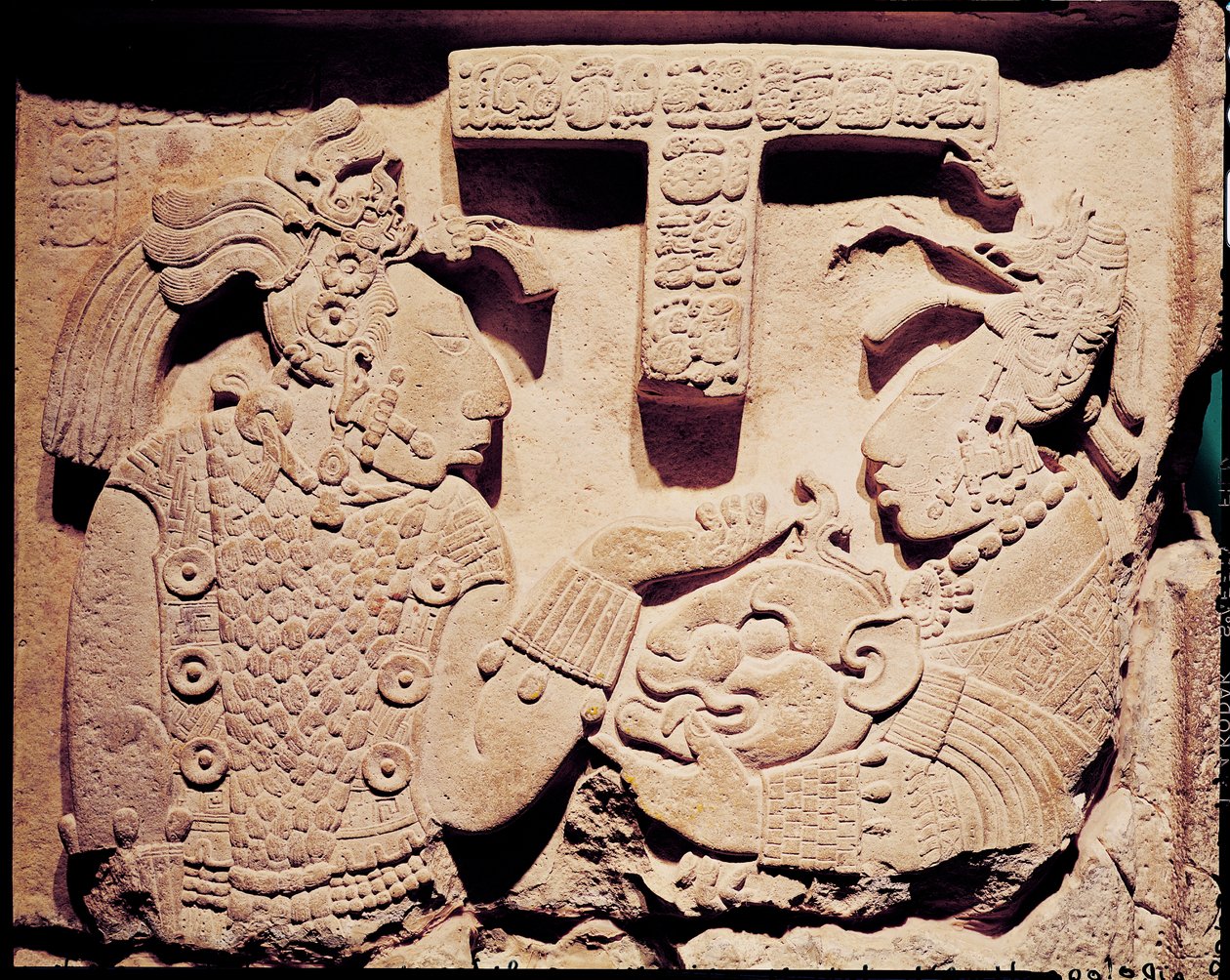 Estela que representa a una mujer presentando una máscara de jaguar a un sacerdote, de Yaxchilán de Mayan