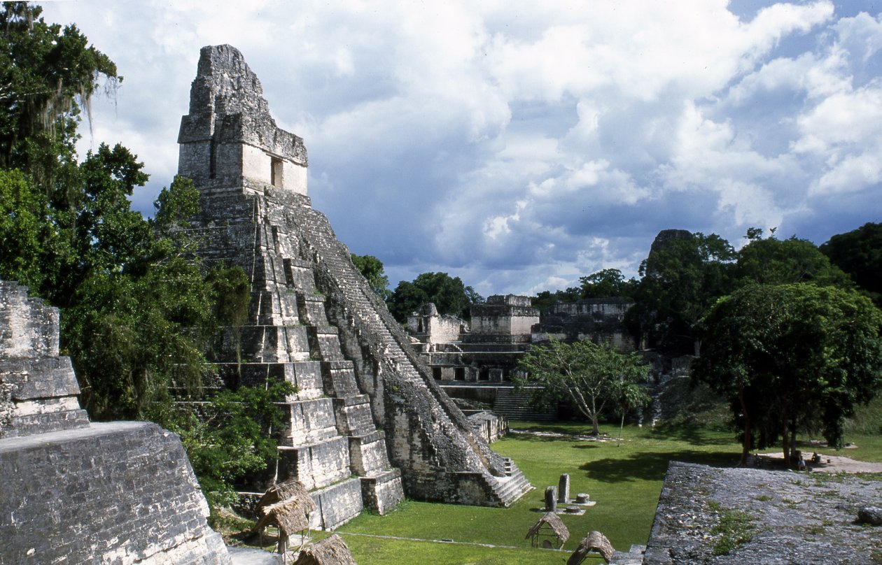 Vista del Templo 1 de Tikal, Período Clásico Tardío 600-900 d.C. de Mayan