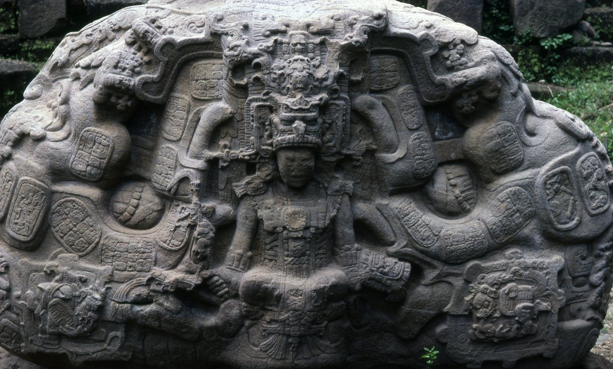 Piedra zoomórfica P, período Clásico Tardío (600-900 d.C.) de Mayan