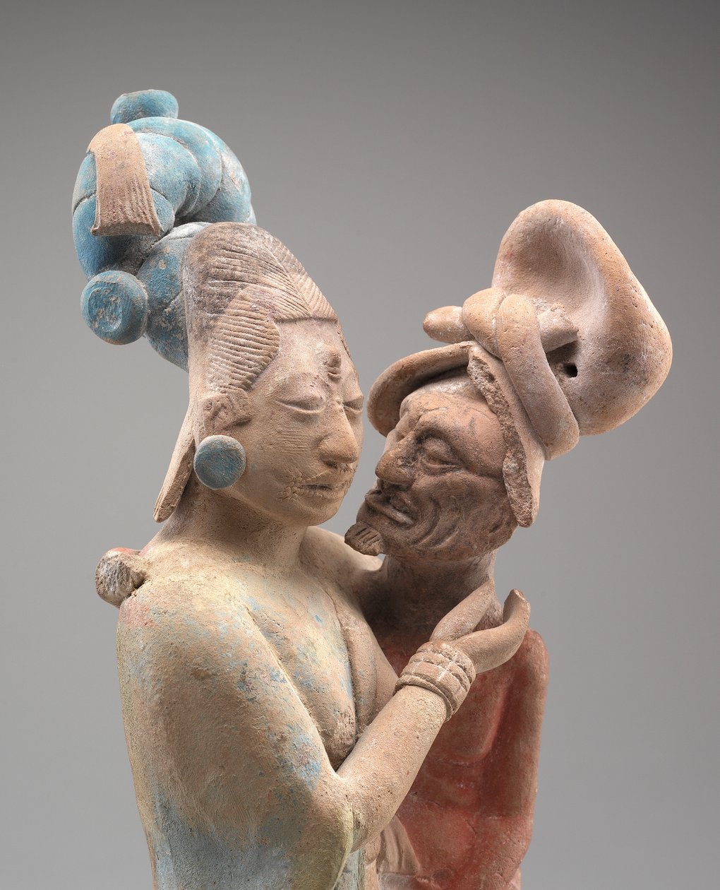 Pareja abrazándose de Mayan