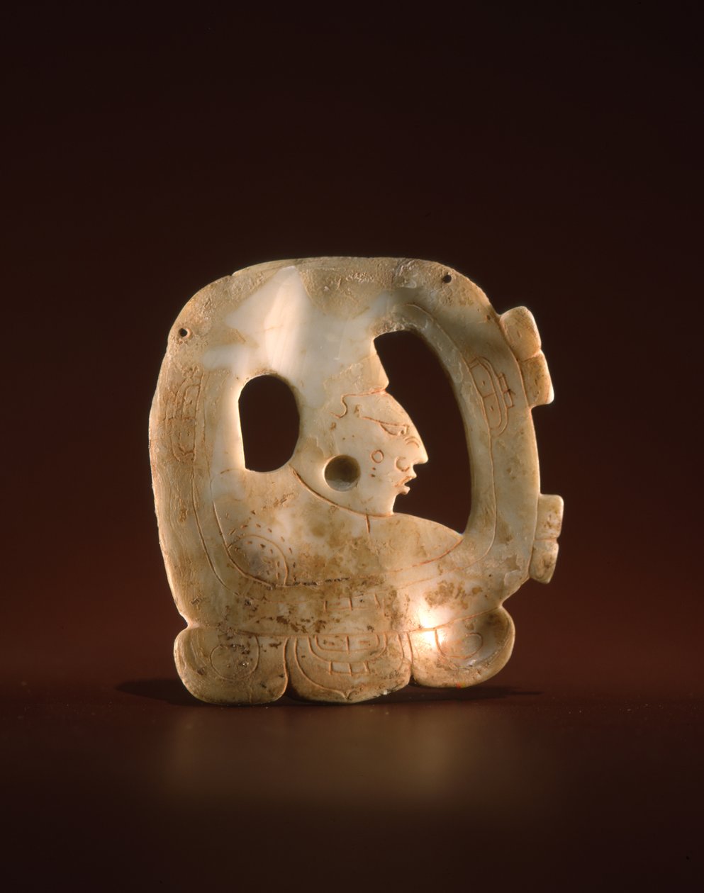 Colgante en forma de glifo con el dios Hunahpu de Mayan