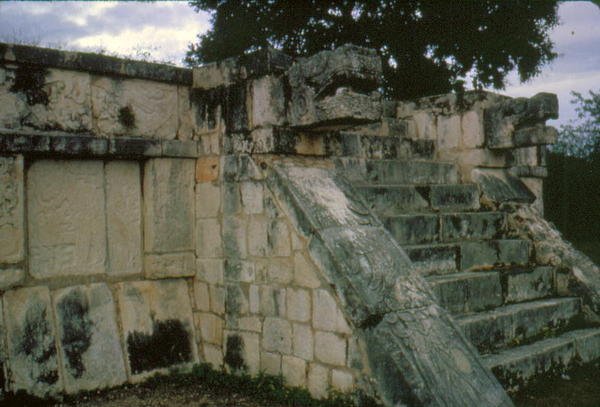 Plataforma de los Tigres y Águilas de Mayan
