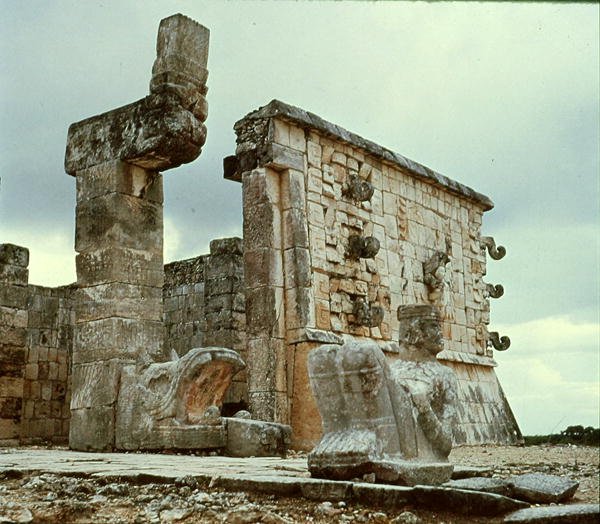Templo de los Guerreros, Columna de la Serpiente Emplumada de Mayan