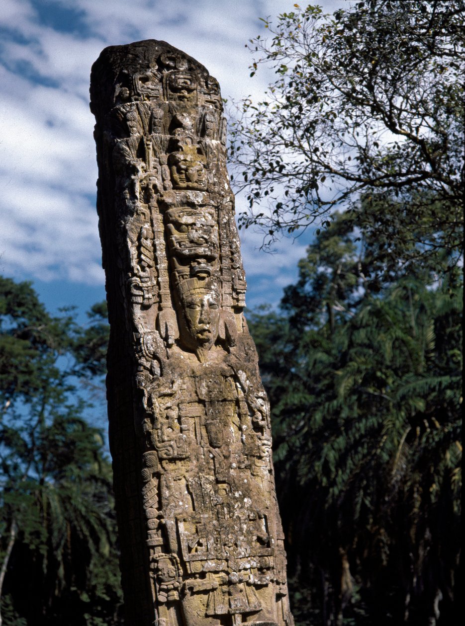 (detalle) de la estela F en la gran plaza de Mayan