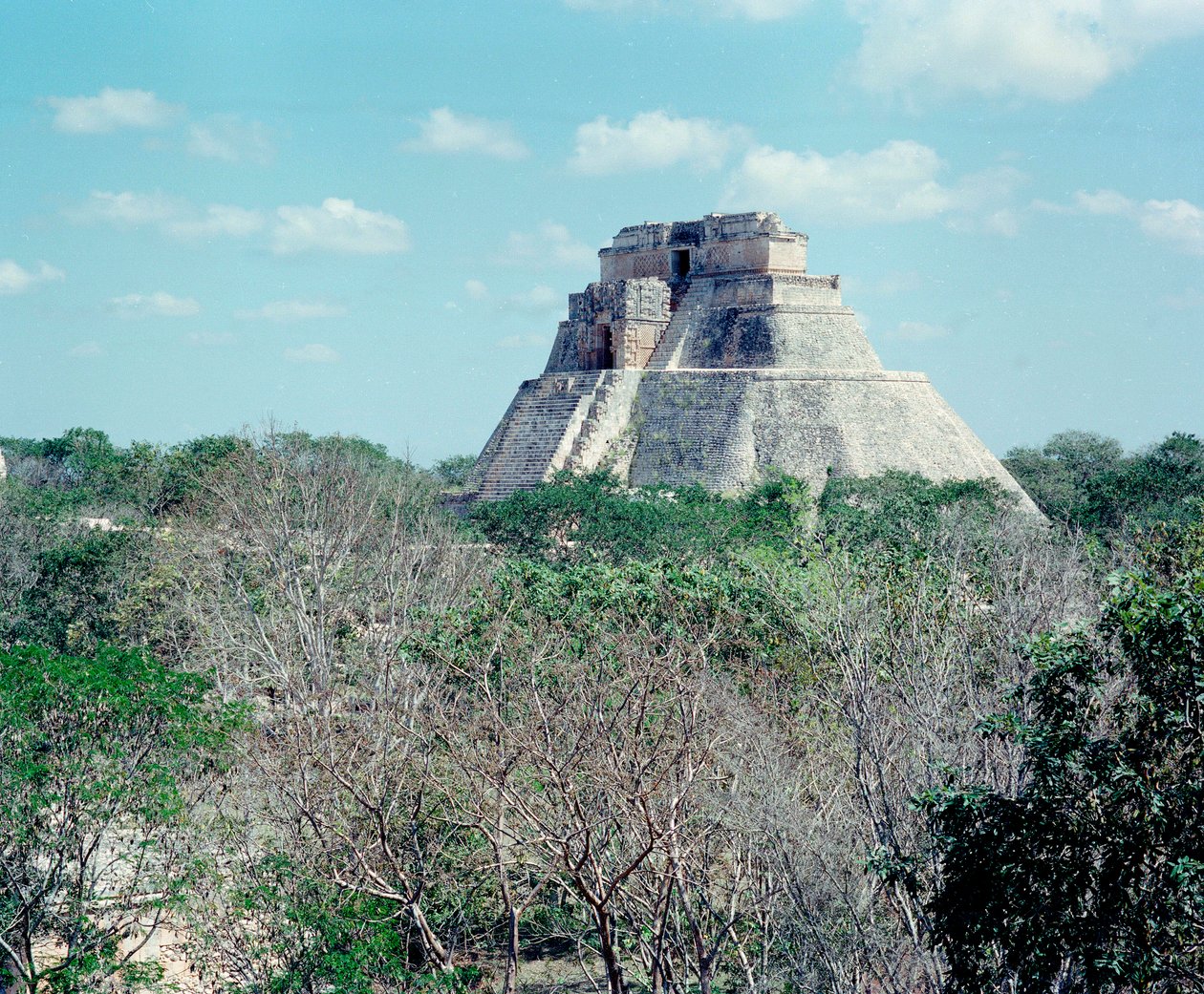 Civilización precolombina: vista del templo superior en el sitio de Uxmal, antigua capital maya, estilo Puuc. Norte de Yucatán 600-900 d.C. México de Mayan