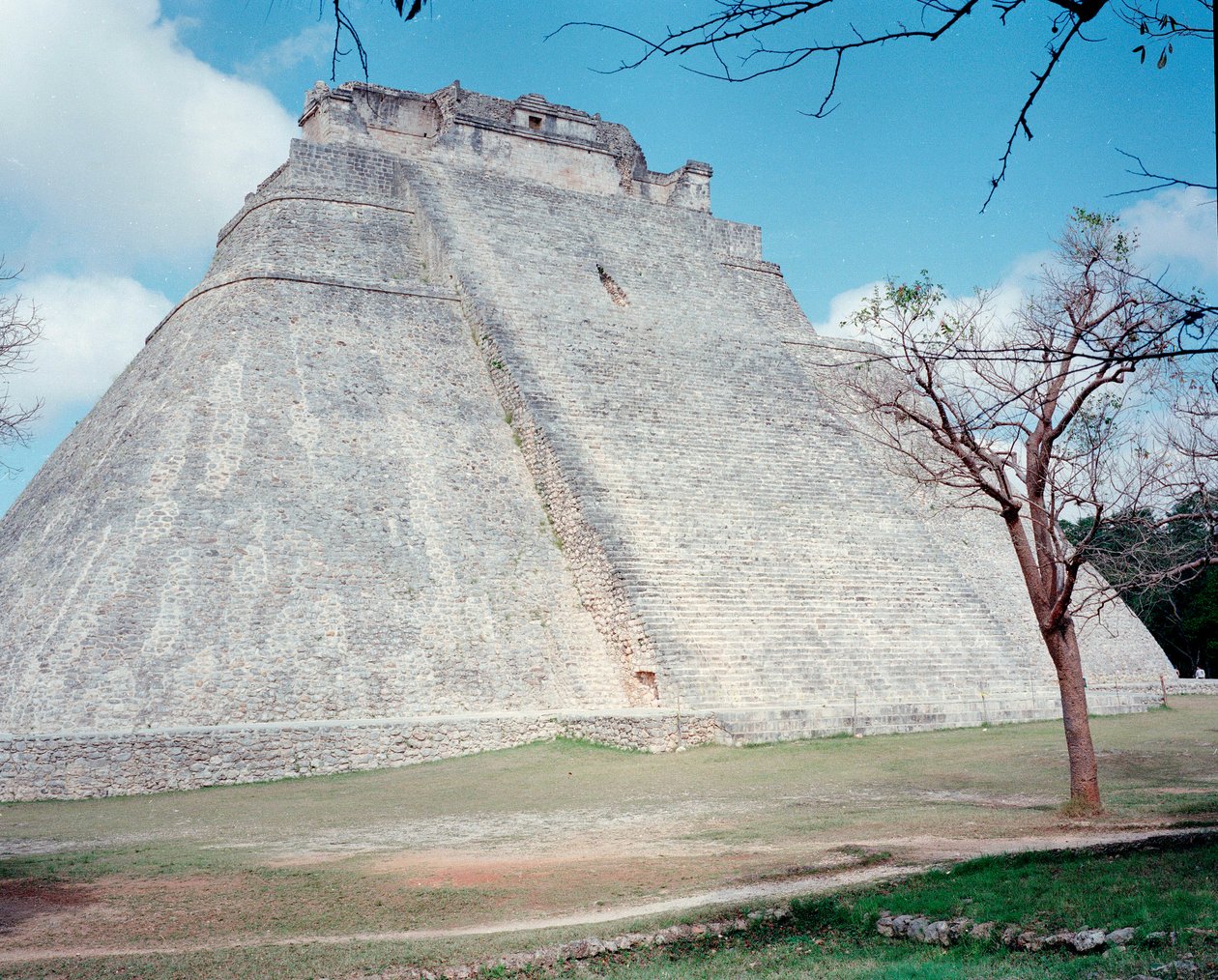 Civilización precolombina: vista del templo superior en el sitio de Uxmal, antigua capital maya, estilo Puuc. Norte de Yucatán 600-900 d.C. México de Mayan