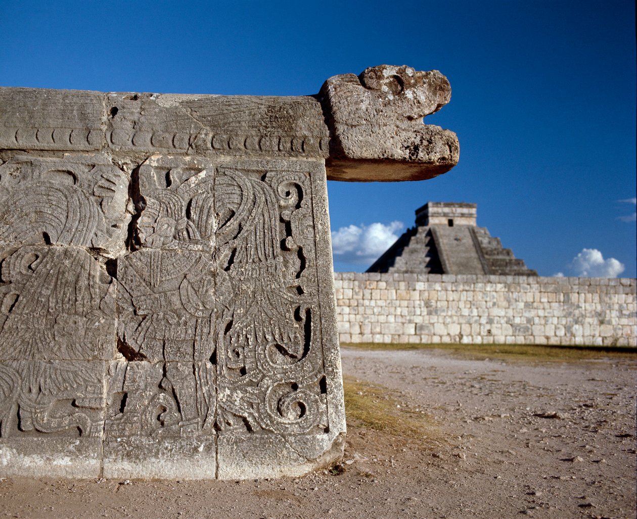 El gran patio de juegos de pelota y al fondo el castillo, 750-1200 de Mayan