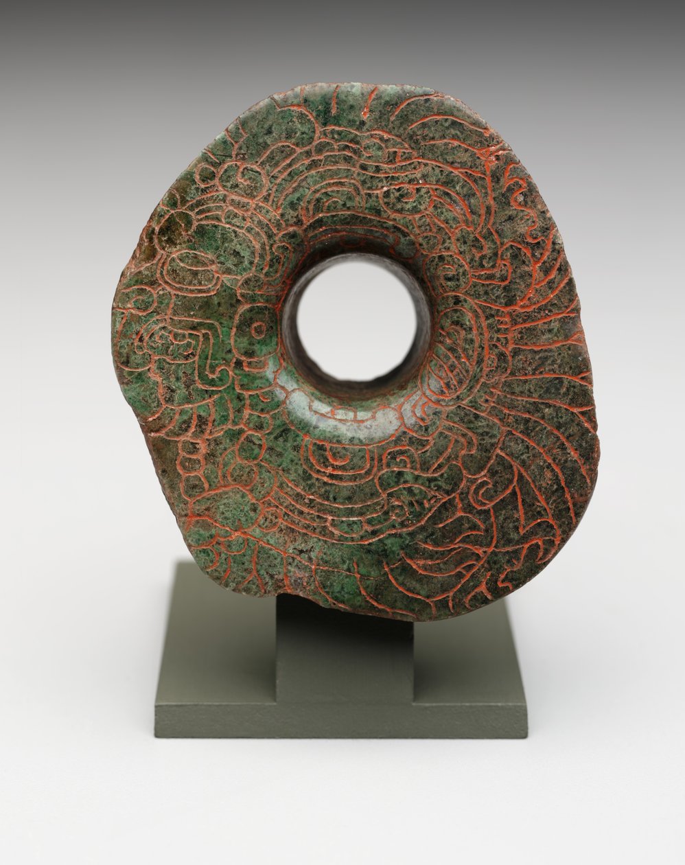 Orejera con imagen incisa de la Deidad Principal del Pájaro, c.300-500 (jadeíta) de Mayan Mayan