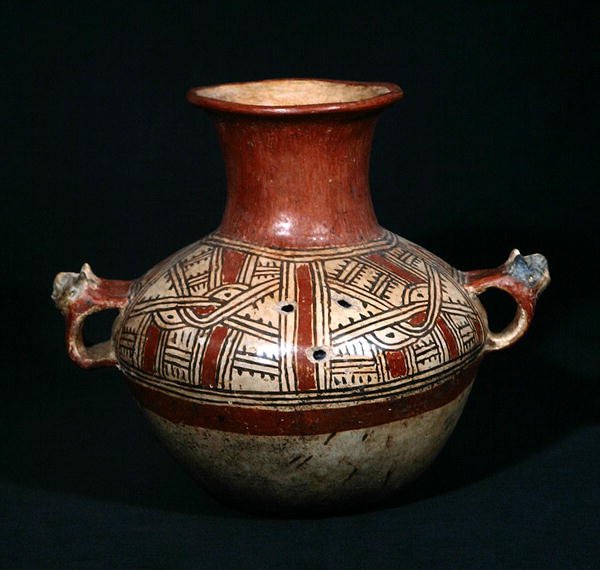 Urna funeraria con agujeros de Utatlán (Cumarcaaj), Quiché, Guatemala, América Central, período postclásico de Mayan Mayan