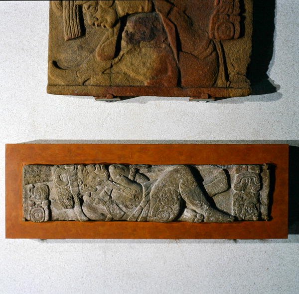 Dintel 27 de Tonina, Chiapas, México, Período Clásico Tardío (600-900 d.C.) de Mayan Mayan