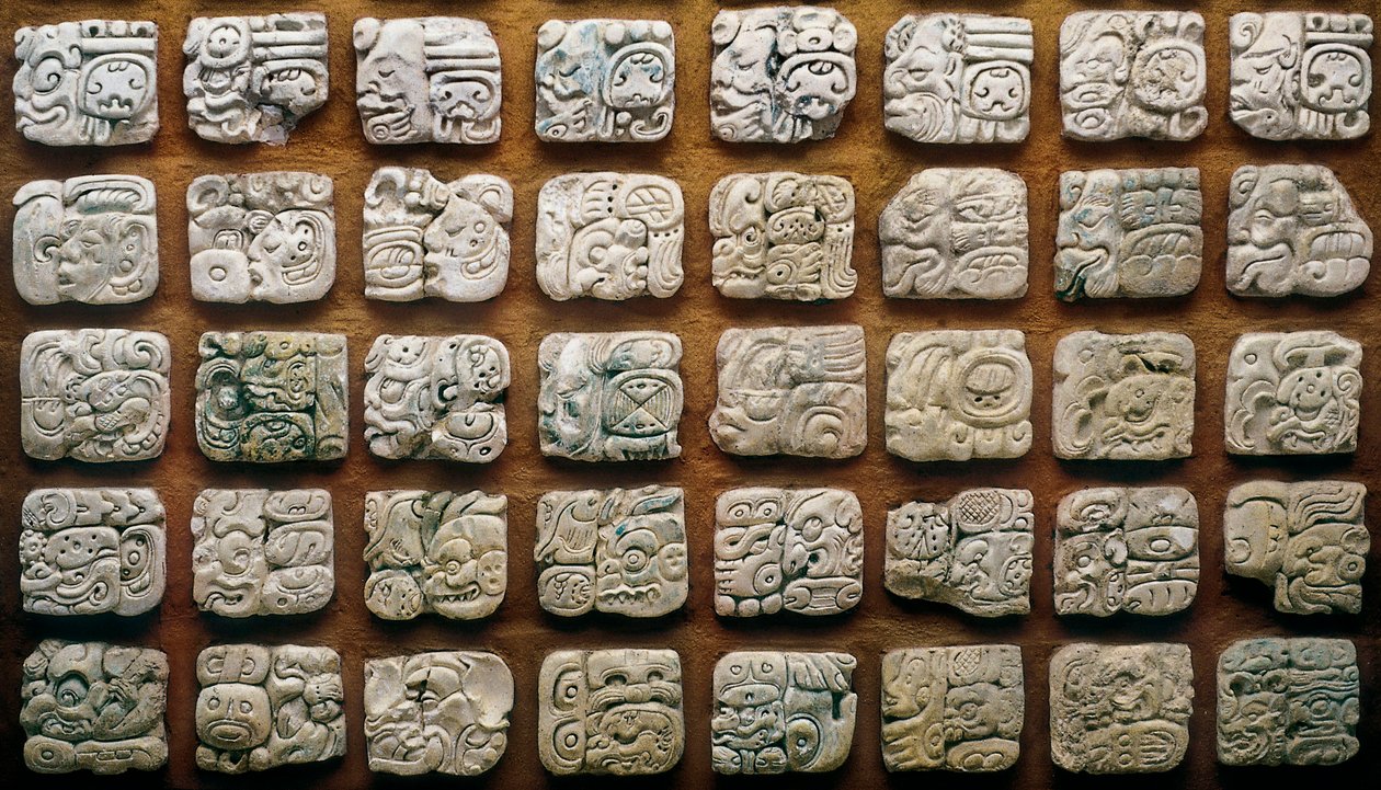 Calendario maya (320-1697) compuesto de diferentes glifos (piedras grabadas) de Mayan Mayan