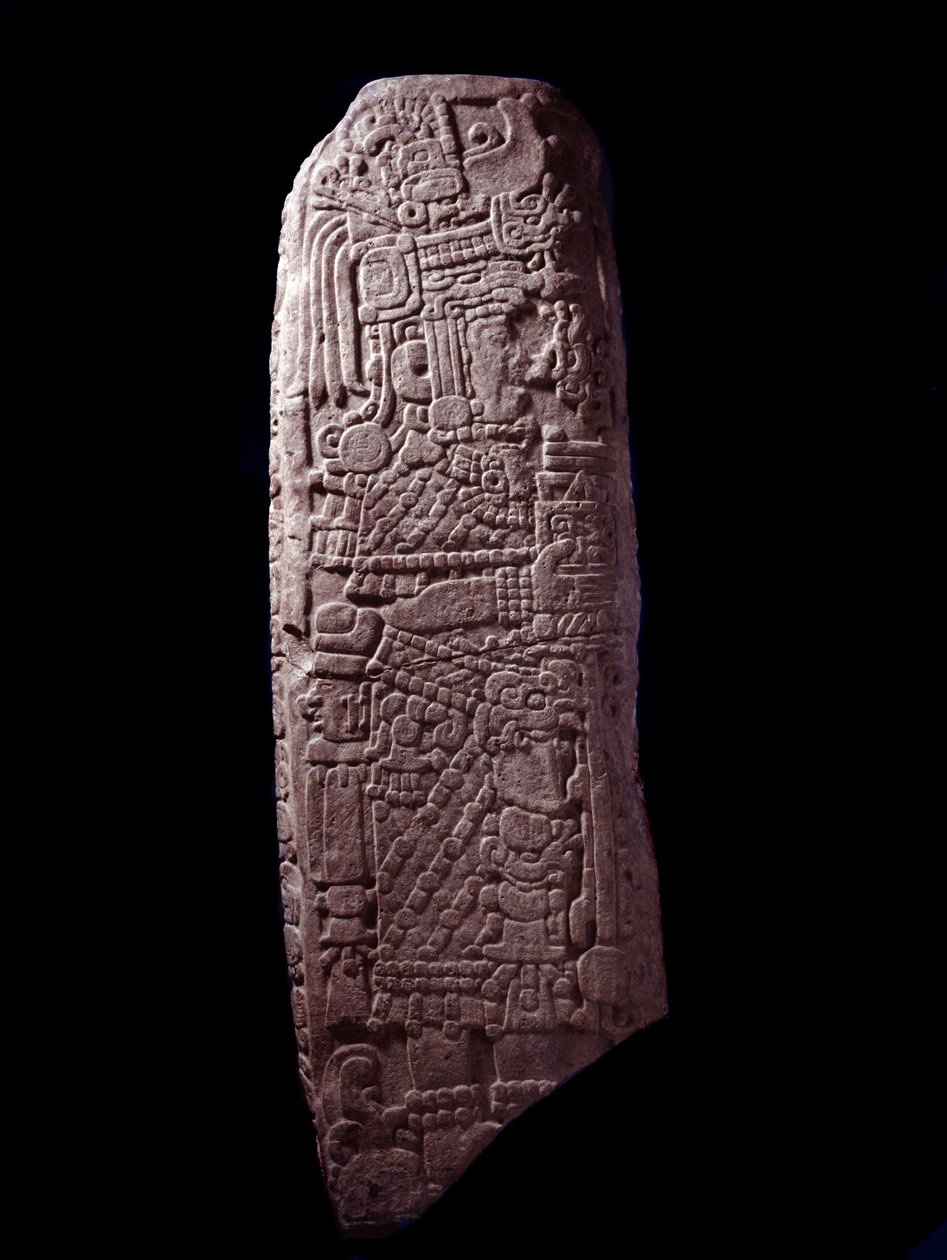 Arte precolombino, civilización maya, período clásico inicial: estela de piedra 5 de El Zapote, Petén, Guatemala. Dim. h. 127 cm Guatemala, Museo Nacional de Arqueología y Etnología de Mayan Mayan