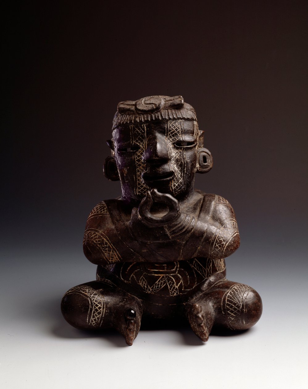 Arte precolombino, civilización maya, período inicial: vaso antropomorfo de arcilla que representa a un hombre sentado con las manos unidas en forma de círculo. De Uaxactun, Guatemala de Mayan Mayan