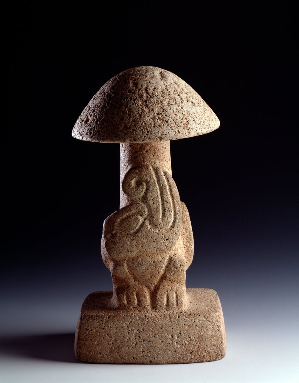 Arte precolombino, civilización maya, período preclásico: escultura de basalto en forma de hongo con la representación de una serpiente estilizada. De Kaminaljuyu, Guatemala. Guatemala, Museo Nazionale di Archeologia e Etnologia de Mayan Mayan