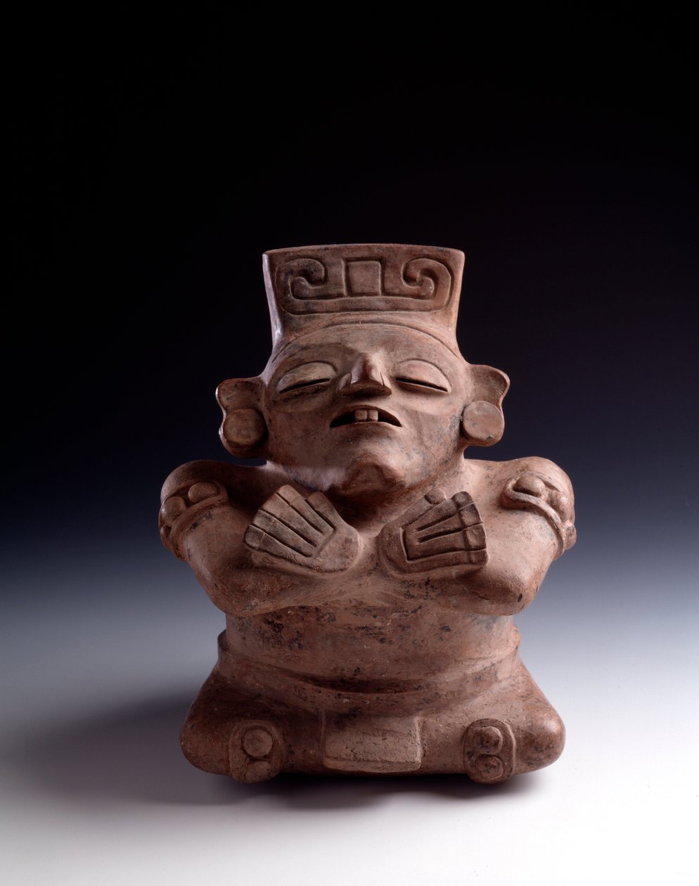 Arte precolombino, civilización maya, período clásico: vaso antropomorfo de arcilla que representa a un personaje sentado, con las piernas y los brazos cruzados y la cara hacia arriba. De La Lagunita, Quiché, Guatemala. Dim. h. 25 x ancho 21,5 cm Guatemala de Mayan Mayan