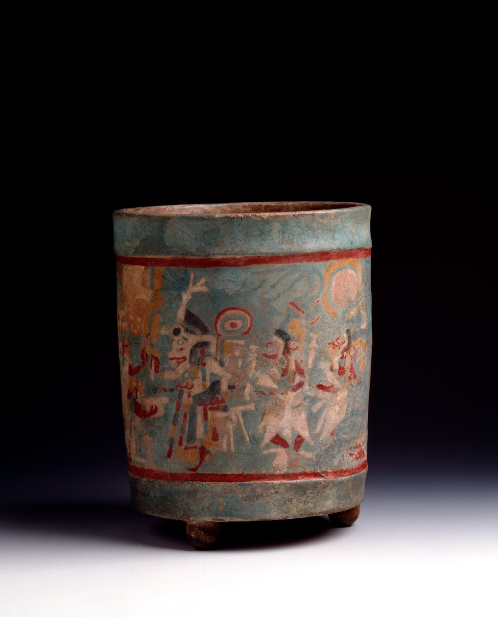 Arte precolombino, civilización maya, período clásico: vaso cilíndrico en arcilla policromada decorado con una escena ceremonial con personajes en procesión. De La Lagunita, Quiché, Guatemala. Dim. h. 24,1 x diam. 18,5 cm Guatemala, Museo Nacional de Arque de Mayan Mayan