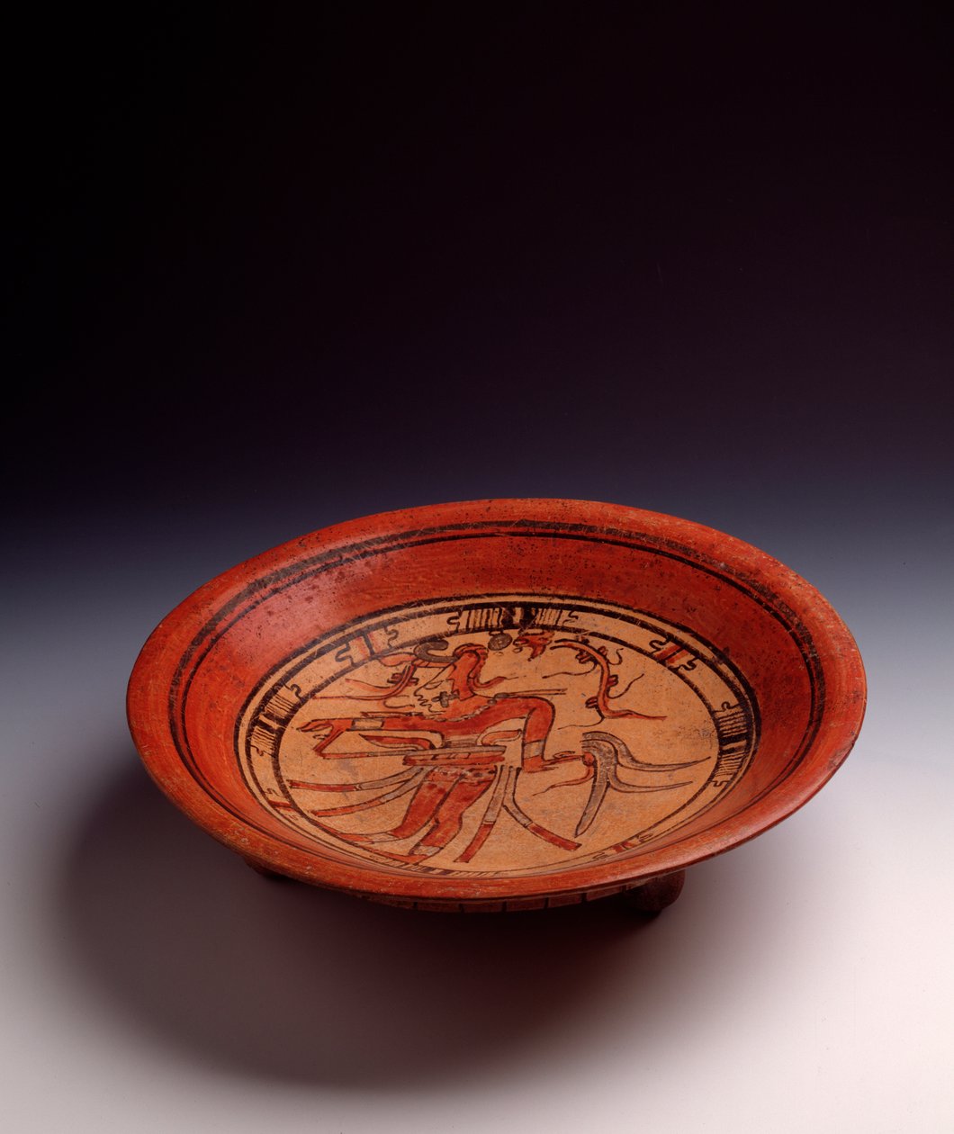 Arte precolombino, civilización maya, período clásico: vaso trípode en arcilla pintada. De Petén, Guatemala de Mayan Mayan