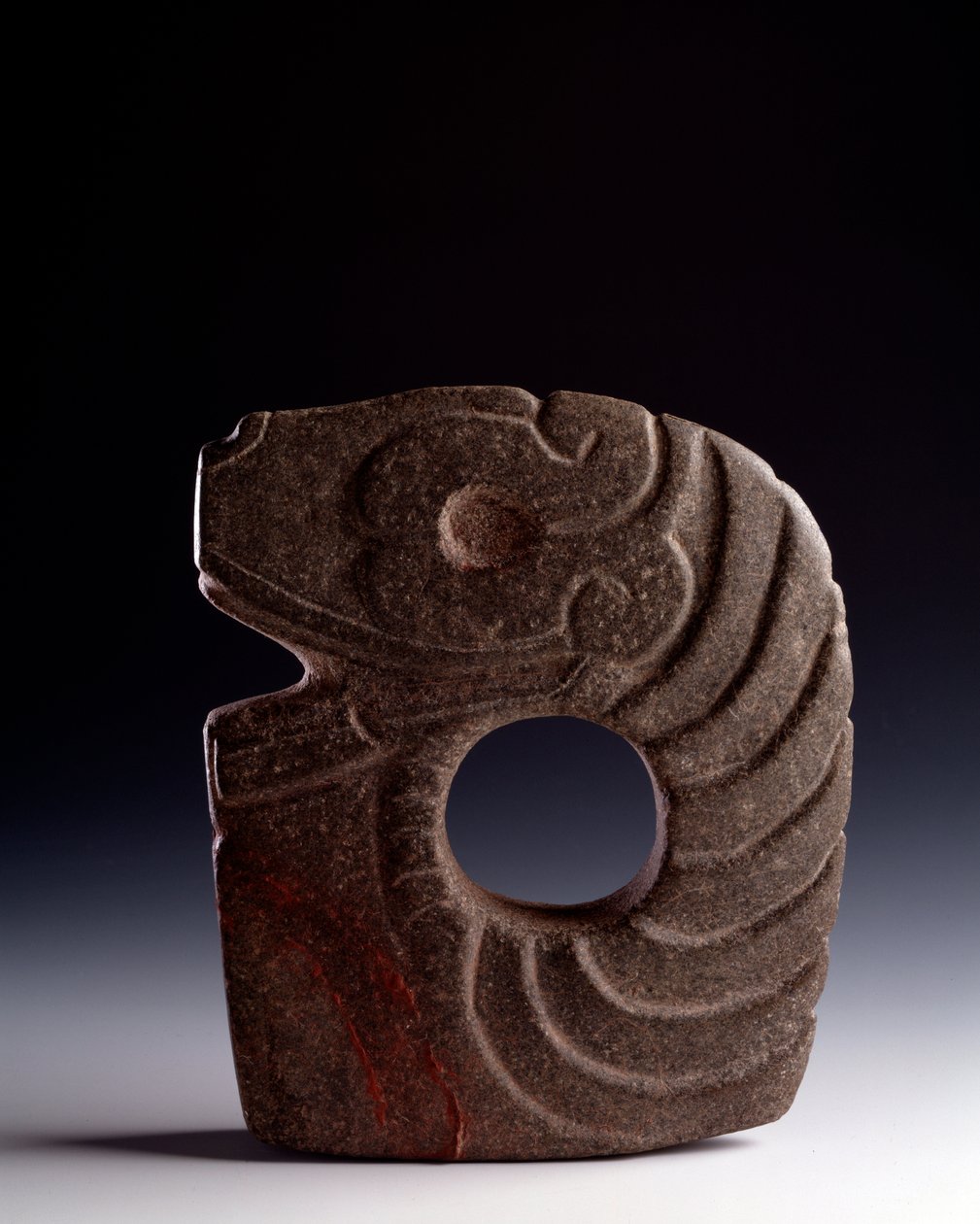 Arte precolombino, civilización maya, período clásico: hacha zoomorfa de piedra tallada que representa una serpiente estilizada. De Bolivia, Escuintla, Guatemala de Mayan Mayan