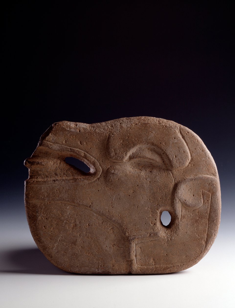 Arte precolombino, civilización maya, período clásico: hacha zoomorfa en piedra tallada que representa la cabeza de un ciervo. Guatemala, Museo Nacional de Arqueología y Etnología de Mayan Mayan