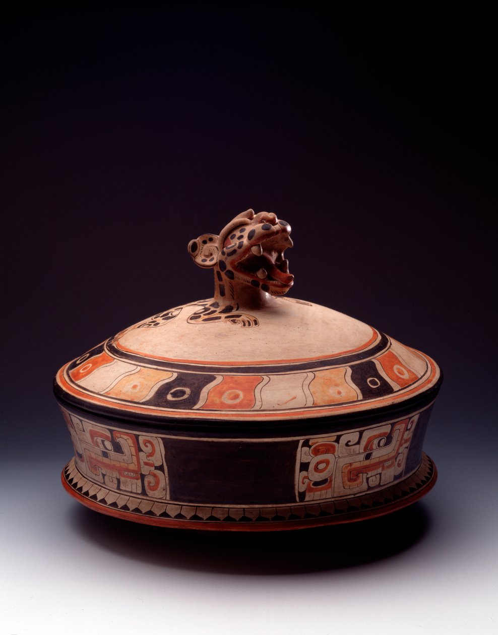Arte precolombino, civilización maya, período clásico inicial: vaso de arcilla con tapa decorada con una cabeza de jaguar. De Tikal, Guatemala. Guatemala, Museo Nazionale di Archeologia e Etnologia de Mayan Mayan