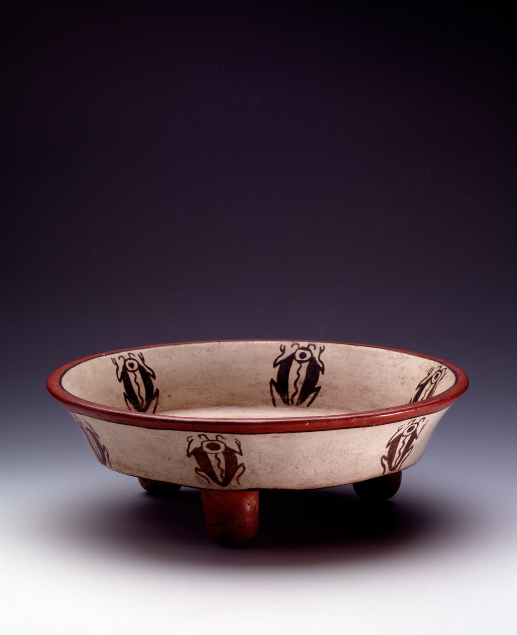 Arte precolombino, civilización maya, período clásico tardío: plato trípode de arcilla policromada decorado con coleópteros. De Petén, Guatemala de Mayan Mayan