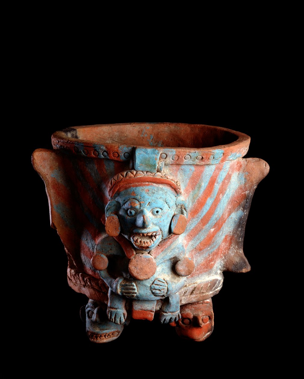 Arte precolombino, civilización maya, período posclásico: vaso trípode con incienso de arcilla decorado con una cabeza. De Nebaj, Quiché, Guatemala. Dim. h. 25 x ancho 23,8 cm Guatemala, Museo Nacional de Arqueología y Etnología de Mayan Mayan