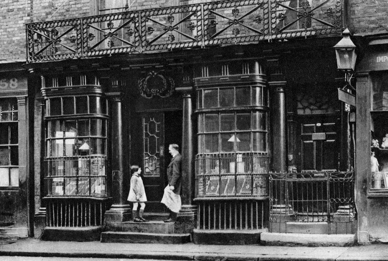 Una fachada de tienda, Artillery Lane, cerca de Bishopsgate, Londres, 1926-1927 de McLeish